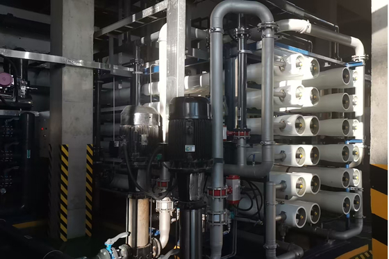 Sistema di filtrazione dell'acqua per osmosi inversa industriale su misura